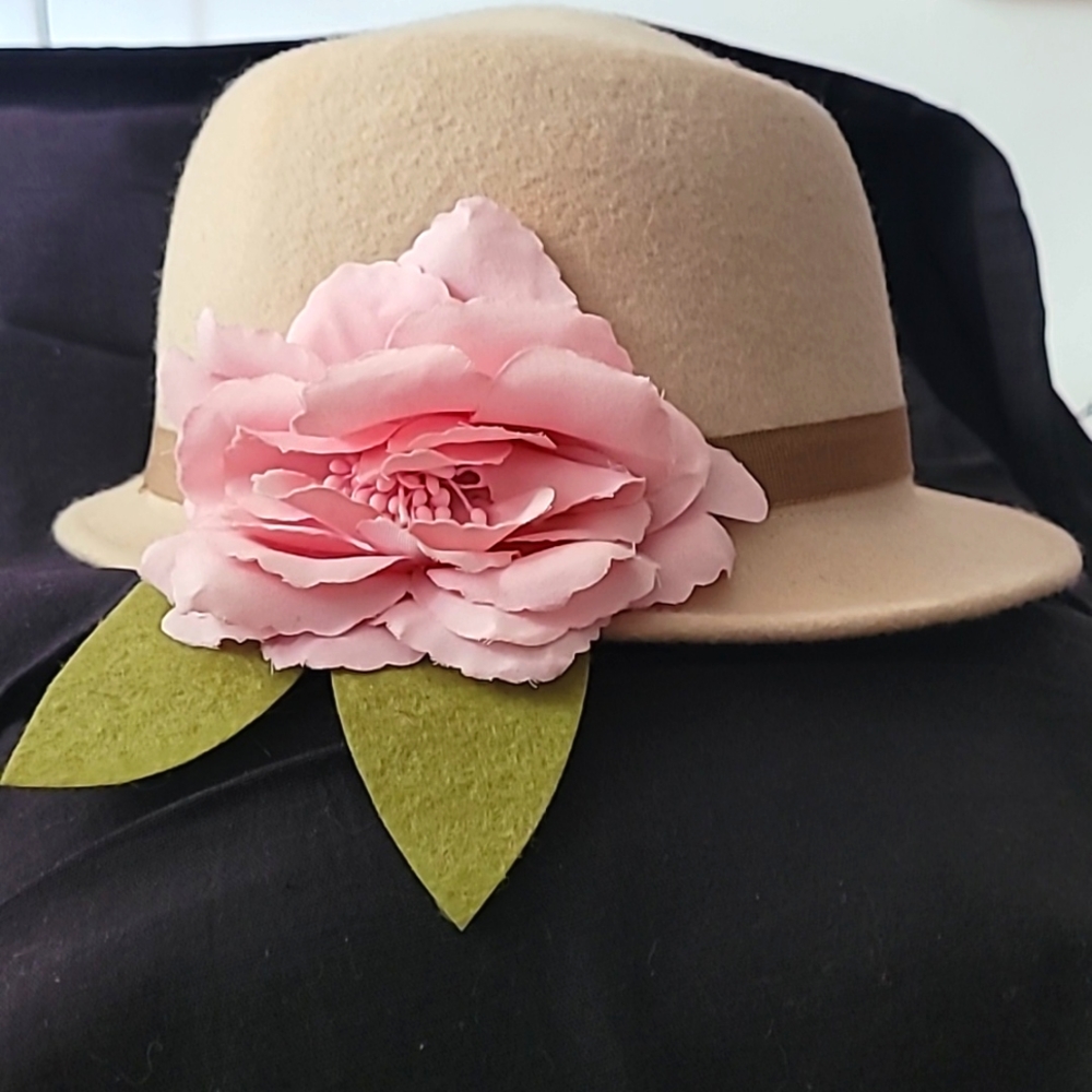 Child wool hat. Great for any event. My daughter wore it since she was 3-5 T